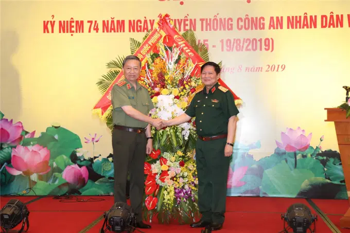 Thay mặt Đảng ủy Công an Trung ương, lãnh đạo Bộ Công an và cán bộ, chiến sỹ Công an nhân dân qua các thời kỳ, Đại tướng Tô Lâm đón nhận lẵng hoa
do Quân ủy Trung ương, Bộ Quốc phòng tặng.