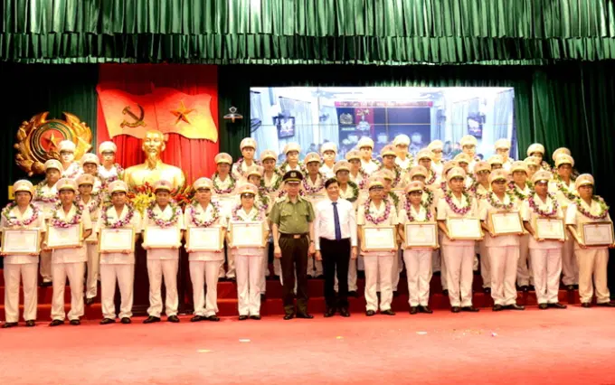 Bộ trưởng Tô Lâm, Phó Trưởng Ban Tuyên giao Trung ương Nguyễn Thanh Long trao Bằng khen và tràng hoa tặng 50 gương điển hình tiên tiến