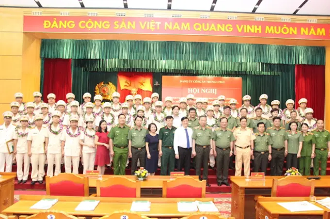 Bộ trưởng Tô Lâm với các đại biểu dự hội nghị