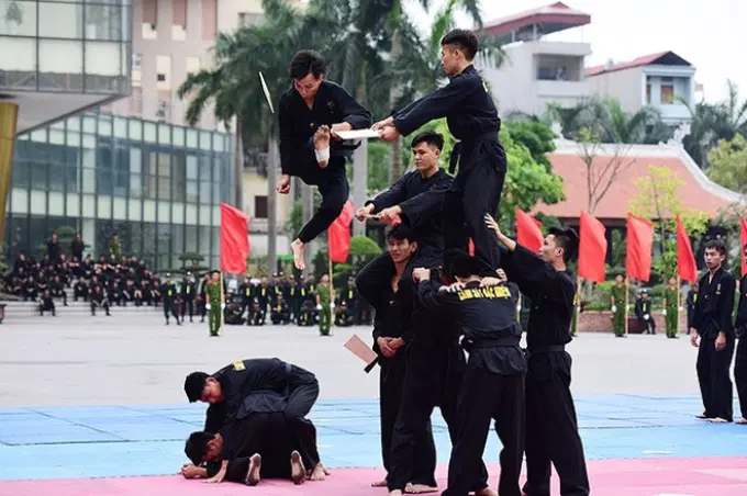 Sinh viên Học viện CSND thực hành bắn súng.