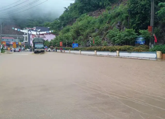 Mưa lũ gây ngập một số tuyến đường trên địa bàn huyện Mộc Châu, tỉnh Sơn La.