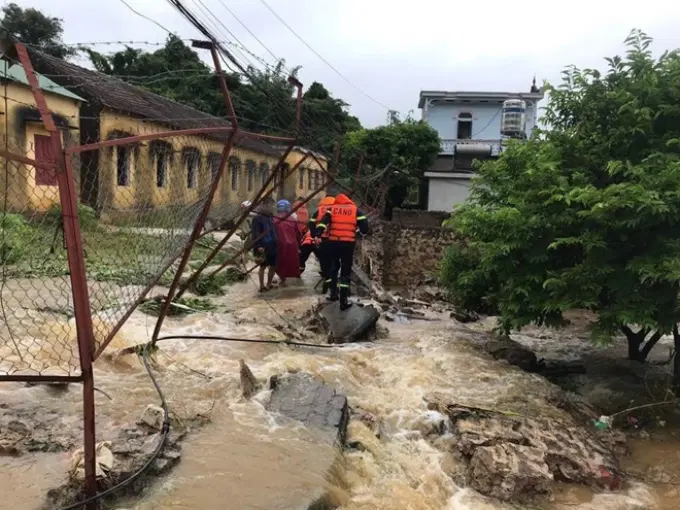 Cảnh sát Phòng cháy, chữa cháy và cứu nạn, cứu hộ Công an tỉnh Sơn La giúp người dân thoát khỏi vùng nguy hiểm do ngật lụt.