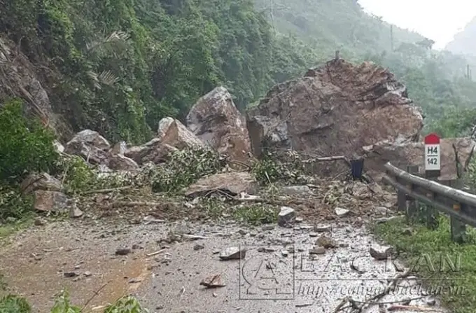Vụ sạt lở làm ách tắc giao thông nhiều giờ.