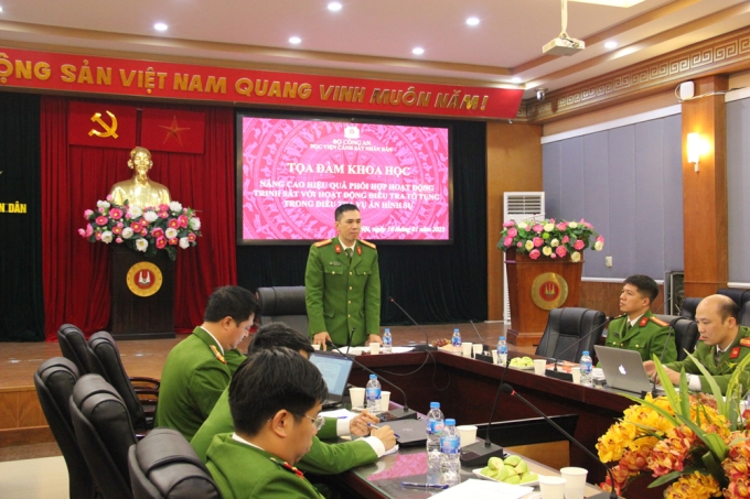 Thượng tá, PGS. TS Doãn Xuân Hùng, Phó Trưởng khoa Cảnh sát hình sự chủ trì phần tham luận