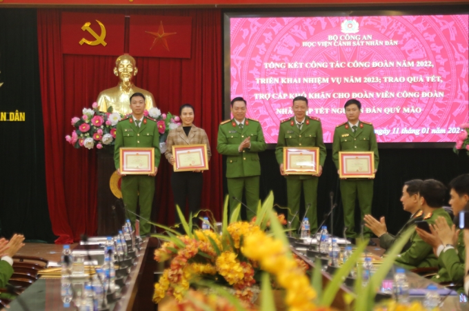 Đại tá Nguyễn Đăng Sáu, Phó Giám đốc Học viện trao Giấy khen Học viện cho đoàn viên Công đoàn có thành tích xuất sắc trong năm 2022