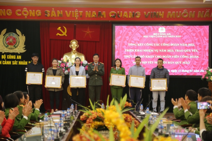 Thượng tá Đinh Công Mạnh, Trưởng ban tổ chức Công đoàn CAND trao Bằng khen cho các cá nhân thuộc Công đoàn Học viện