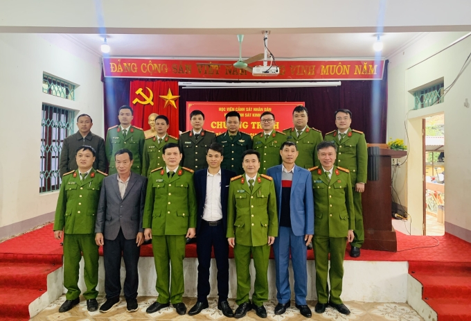 Đoàn công tác Khoa Cảnh sát kinh tế chụp ảnh lưu niệm với Công an huyện Điện Biên, UBND và Công an xã Mường Pồn