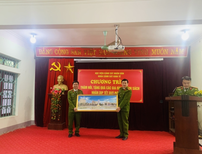 Đoàn công tác tặng quà lưu niệm cho Công an huyện Điện Biên
