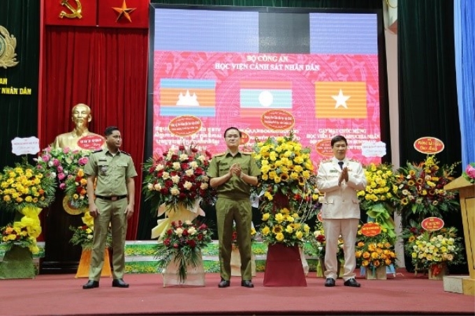 Ban Giám đốc Học viện tặng hoa chúc mừng học viên Lào và Campuchia nhân dịp tết cổ truyền của 02 dân tộc