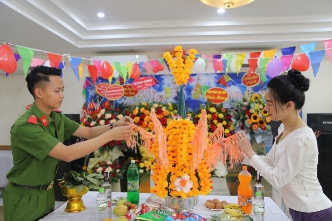 Hoạt động giao lưu văn hóa giữa học viên Việt Nam và học viên Lào nhân dịp Tết Cổ truyền Bunpimay