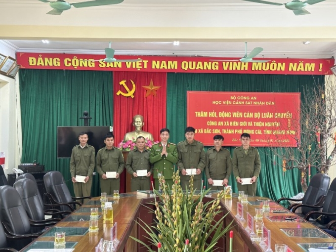 Khoa Cảnh sát vũ trang tặng quà 6 đồng chí công an bán chuyên trách xã Bắc Sơn