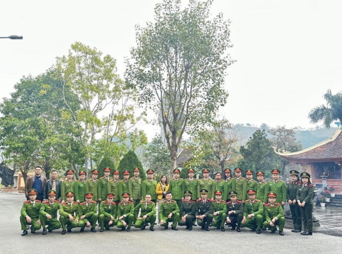 Khoa Cảnh sát vũ trang chụp ảnh lưu niệm khu di tích lịch sử Pò Hèn