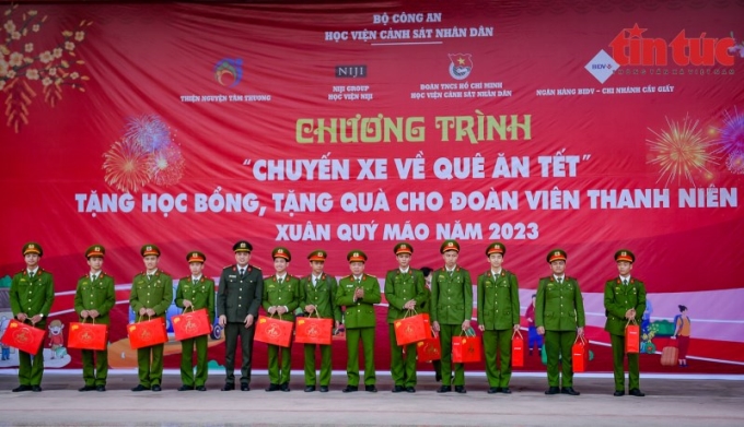 Đại tá Nguyễn Đăng Sáu, Phó Giám đốc Học viện cùng các đại biểu trao quà cho các học viên.
