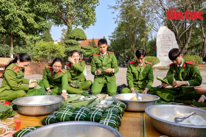 Đoàn Thanh niên Học viện Cảnh sát cũng đã tổ chức hoạt động gói bánh chưng để chào đón Năm mới 2022.