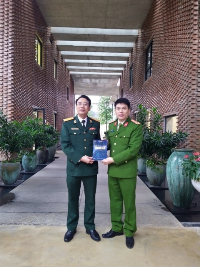Đại tá Dương Xuân Phượng, Phó Giám đốc Học viện Viettel tặng sách cho Đại tá, PGS.TS Trần Hồng Quang, Phó Giám đốc Học viện CSND