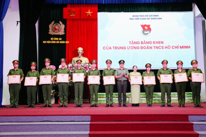 Trung tá Trần Trọng Nguyên trao bằng khen của Trung ương Đoàn TNCS Hồ Chí Minh cho các cá nhân có thành tích xuất sắc