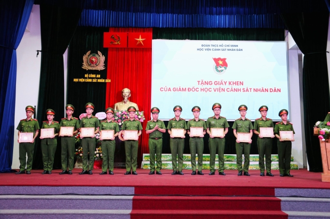 Thiếu tướng, GS.TS Nguyễn Đắc Hoan trao giấy khen của Giám đốc Học viện CSND cho các cá nhân có thành tích xuất sắc