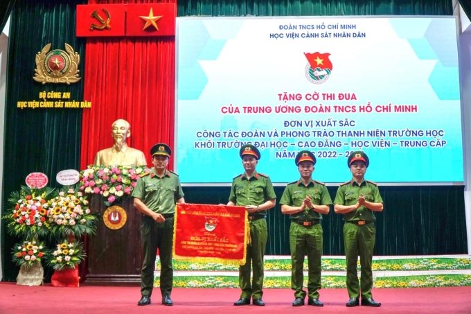Đoàn Thanh niên Học viện CSND nhận cờ thi đua của Trung ương Đoàn TNCS Hồ Chí Minh