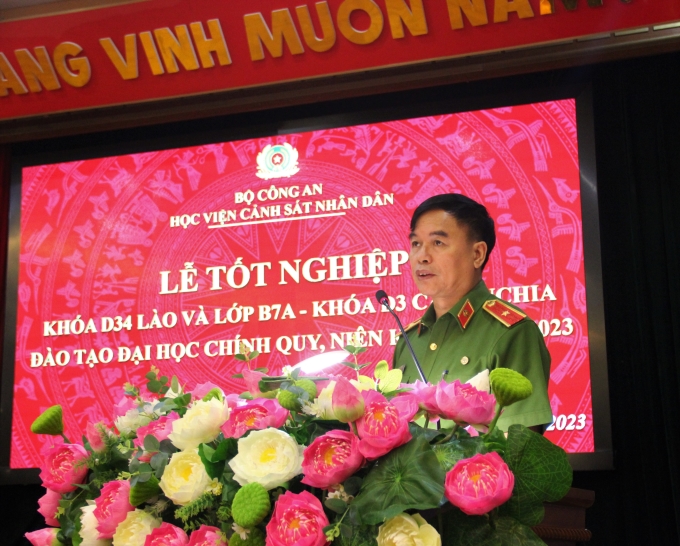 Thiếu tướng, GS. TS Nguyễn Đắc Hoan, Phó Giám đốc Học viện phát biểu tại lễ bế giảng