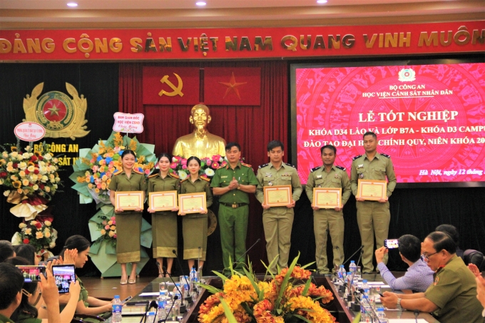 Thiếu tướng, GS. TS Nguyễn Đắc Hoan, Phó Giám đốc Học viện trao Giấy khen của Giám đốc Học viện cho các học viên có thành tích xuất sắc