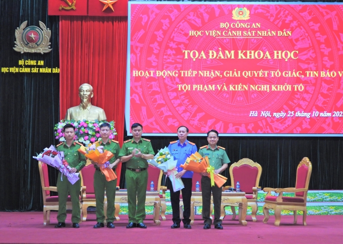 Thiếu tướng, GS.TS Nguyễn Đắc Hoan, Phó Giám đốc Học viện chụp ảnh lưu niệm cùng lãnh đạo, cán bộ thực tiễn tham gia Tọa đàm