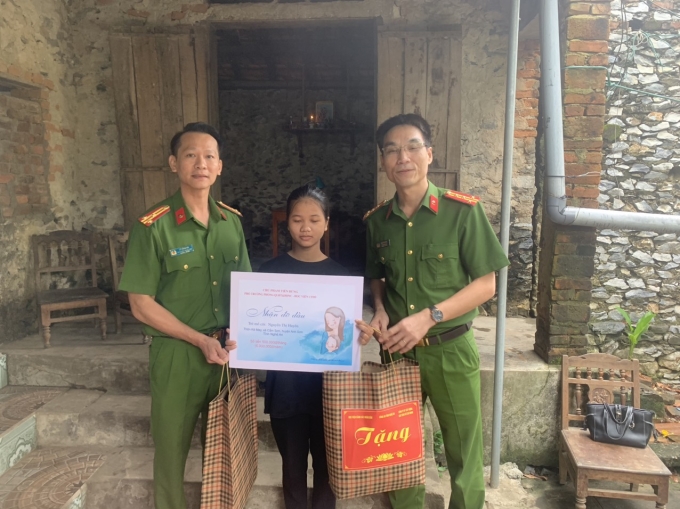 Đoàn công tác trao tặng quà và nhận đỡ đầu các cháu Nguyễn Thị Huyền, Võ Quang Mạnh, Lục Thị Phượng