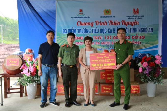 Trao tặng quà cho nhà trường và các em học sinh thuộc 03 điểm trường Tiểu học vùng biên giới Việt – Lào