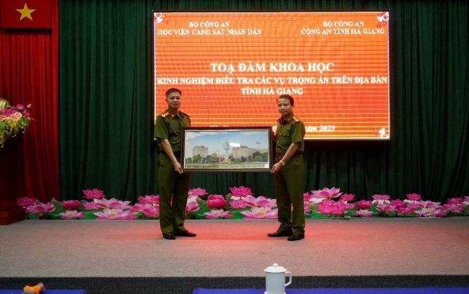 Đoàn công tác tặng quà lưu niệm cho Công an tỉnh Hà Giang