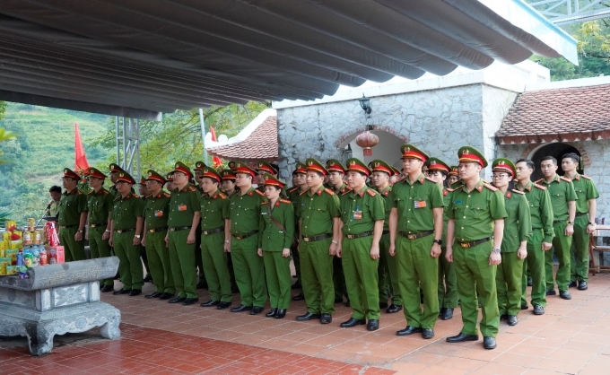 Đoàn công tác dâng hương tại Nghĩa trang Quốc gia Vị Xuyên, Hà Giang