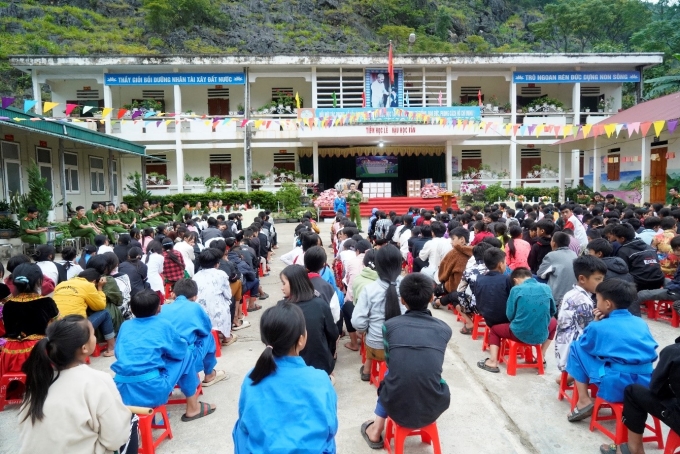 Tuyên truyền pháp luật, tặng quà học sinh nghèo vượt khó tại trường bán trú liên cấp xã Pải Lủng, Mèo Vạc, Hà Giang