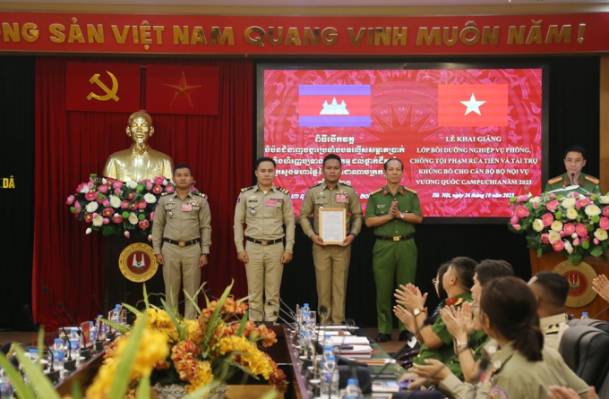 Đại tá, PGS. TS Trần Quang Huyên - Phó Giám đốc Học viện trao Quyết định thành lập lớp học cho Ban cán sự lớp