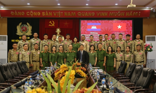Khai giảng lớp bồi dưỡng nghiệp vụ phòng chống tội phạm rửa tiền và tài trợ khủng bố cho cán bộ Bộ Nội vụ Vương quốc Campuchia
