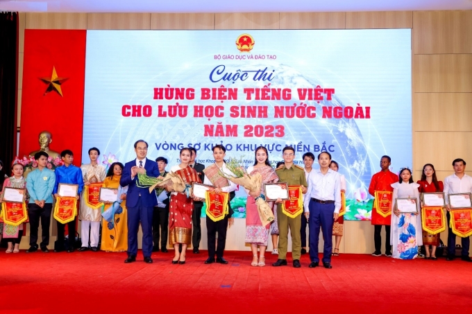 Các học viên Chăn Thị Đa và Sụ Li Ya đạt giải Nhì khu vực phía Bắc