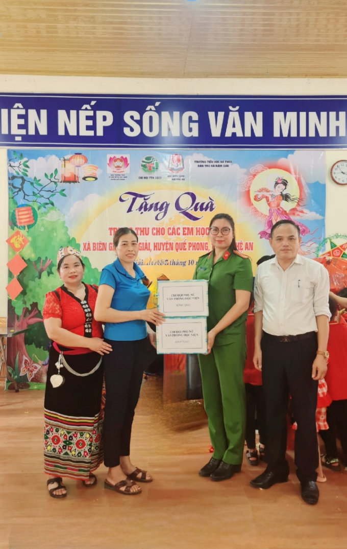 Thiếu tá Lại Thị Hiền, đại diện Hội Phụ nữ Học viện CSND trao tặng nhiều phần quà ý nghĩa cho Nhà trường và các em học sinh