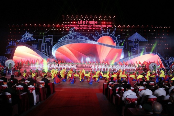Màn trống hội có quy mô lớn nhất Việt Nam, được dàn dựng công phu, với sự kết hợp nhuần nhuyễn, phong phú của nghệ thuật trống hội, dân vũ, múa rồng, múa cờ, hát… thể hiện khí phách hào hùng của dân tộc.