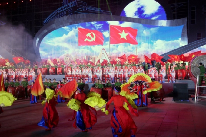 Màn trống hội chào mừng "Âm vang Hạ Long" với sự tham gia của gần 1.000 diễn viên Đoàn nghệ thuật trống hội Học viện CSND - Bộ Công an tại Lễ kỷ niệm.