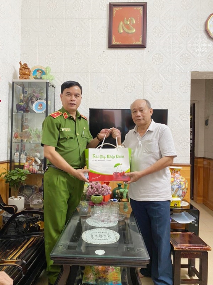 Thiếu tướng, GS.TS Nguyễn Đắc Hoan, Phó Giám đốc Học viện và đoàn công tác thăm, trao quà tri ân cho đồng chí Đại tá Đinh Trọng Bộ