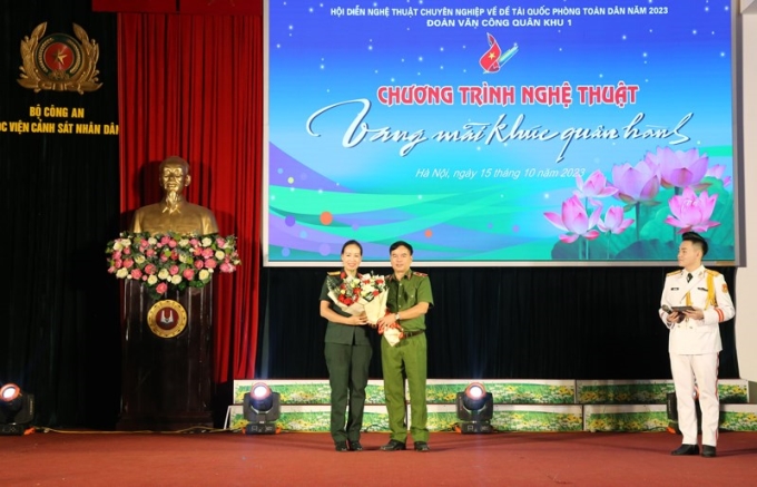 Thiếu tướng, GS.TS Nguyễn Đắc Hoan - Phó Giám đốc Học viện tặng hoa chúc mừng Đoàn Văn công Quân khu I