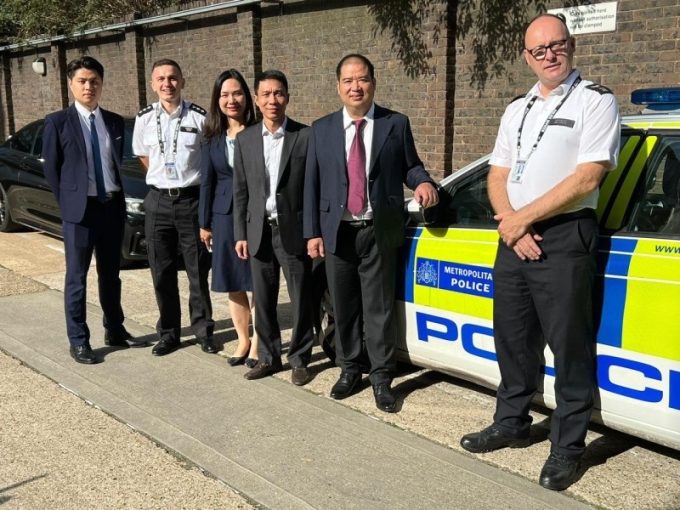 Đoàn công tác đến thăm và làm việc tại Đồn Cảnh sát Southall thuộc Cảnh sát Đô thành Luân Đôn