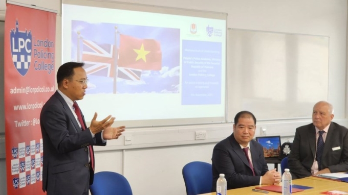 Đồng chí Nguyễn Hoàng Long, Đại sứ đặc mệnh toàn quyền nước CHXHCN Việt Nam tại Vương quốc Anh phát biểu tại buổi lễ ký kết