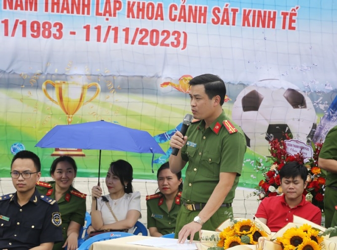 Thượng tá, PGS.TS Phạm Tiến Dũng - Trưởng Khoa Cảnh sát kinh tế tuyên bố khai mạc giải bóng đá
