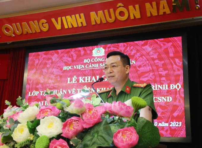 Đại tá, TS Nguyễn Đăng Sáu, Phó Giám đốc Học viện phát biểu giao nhiệm vụ tại lễ khai giảng