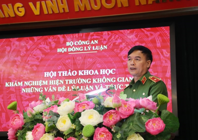 Thiếu tướng, GS.TS Nguyễn Đắc Hoan, Phó Giám đốc Học viện báo cáo đề dẫn Hội thảo
