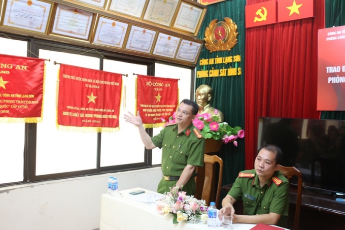 Đại diện Phòng Cảnh sát hình sự - Công an tỉnh Lạng Sơn báo cáo thực tế cho cán bộ, giảng viên và sinh viên Học viện CSND