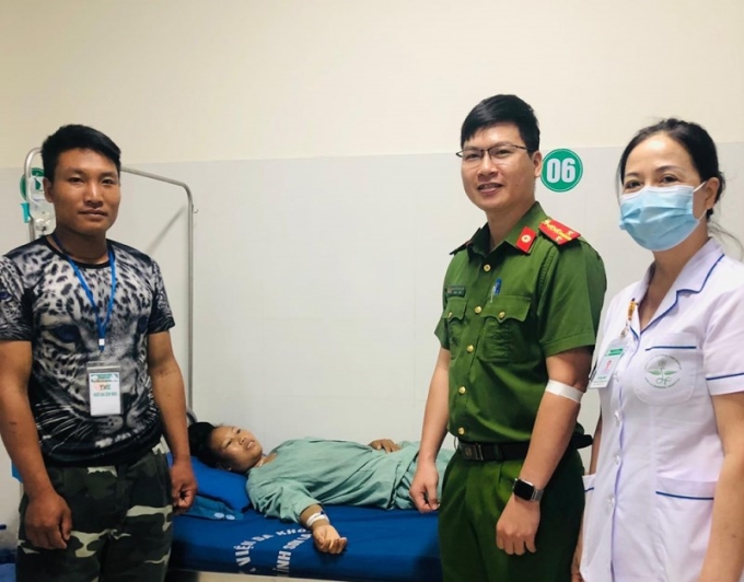 Đại uý Nguyễn Thành Luân hiến máu cứu chị Vì Thị Hòa qua cơn nguy kịch.
