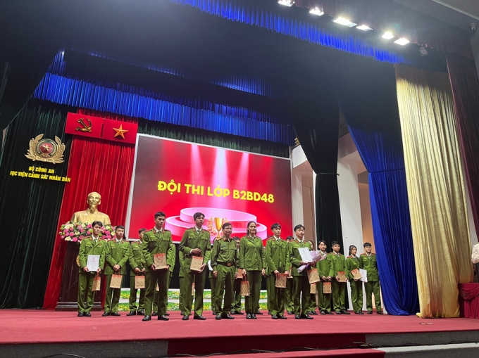 Đ/c Đại tá, PGS.TS Hoàng Trung Thực, Trưởng Khoa LLCT &amp; KHXHNV trao giải cho đội thi đạt giải nhất