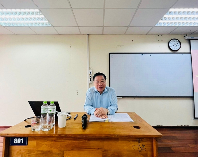 Đồng chí PGS.TS Lê Minh Thông, nguyên Phó Chủ nhiệm Ủy ban Pháp luật của Quốc hôi, nguyên Trợ lý Chủ tịch Quốc hội báo cáo thực tế tại chương trình
