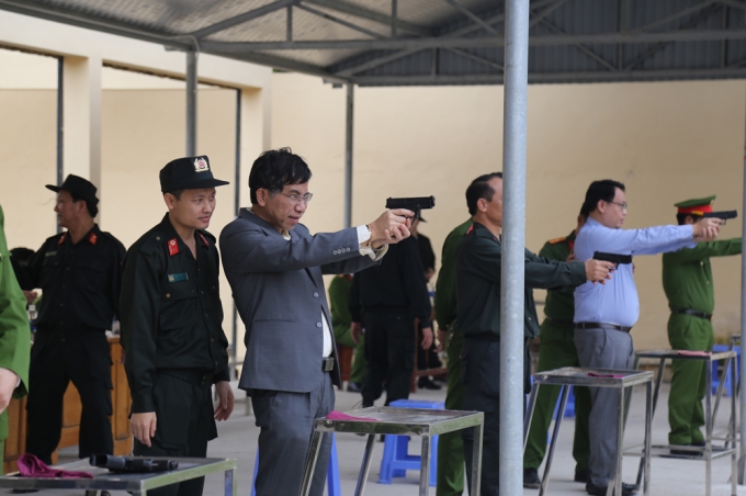 Các đại biểu kiểm tra súng trước khi bước vào nội dung thi bắn ứng dụng súng ngắn HS9