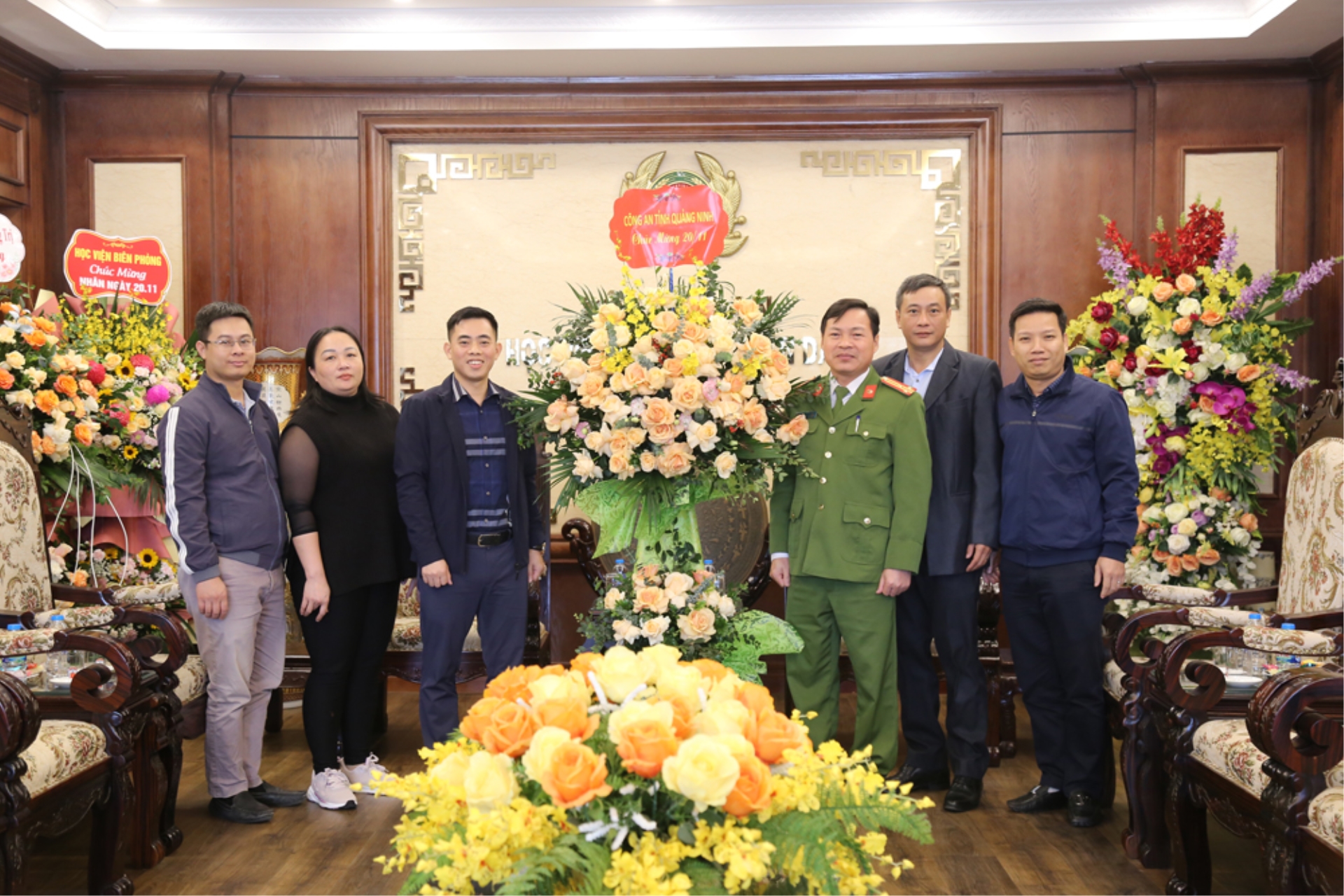 Công an tỉnh Quảng Ninh chúc mừng Học viện CSND