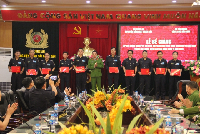 Đại tá, TS Nguyễn Đăng Sáu, Phó Giám đốc Học viện trao Chứng chỉ hoàn thành khóa học cho các học viên